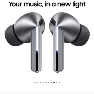Samsung Silver Wireless Earbud Headphones